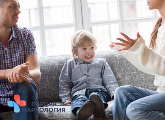 Ребенок разговаривает с родителями Ребенок и родители